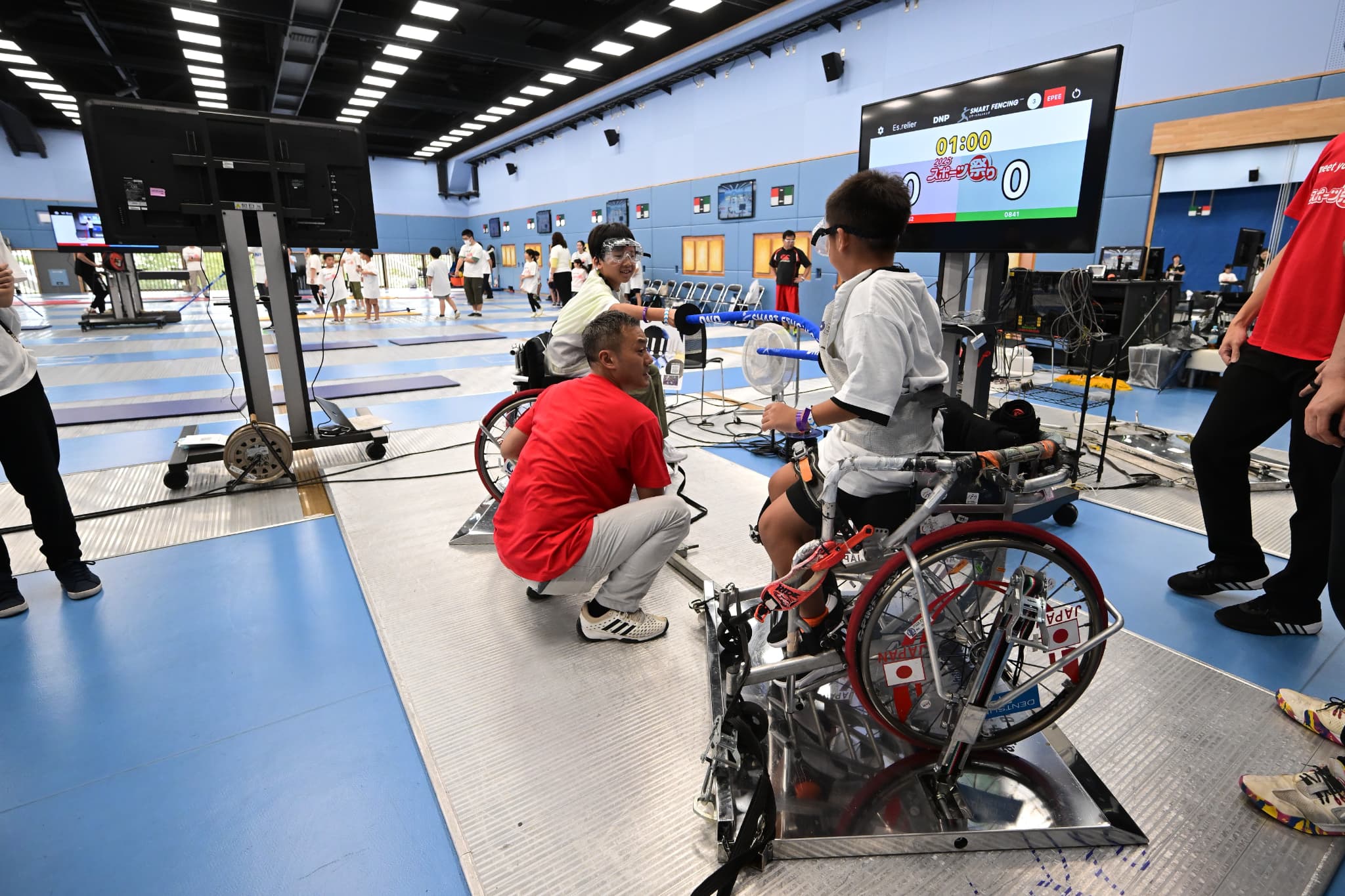 フェンシング体験教室で指導をする小林善洋さん(写真:アフロスポーツ)