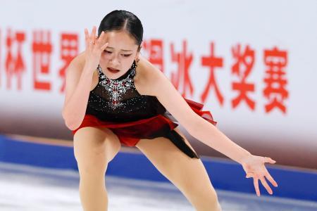 女子SP 演技する渡辺倫果=重慶(共同)