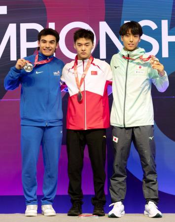 男子個人の表彰式で銅メダルを手にする宮野隼人（右）＝パンプロナ（共同）