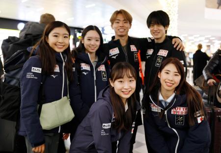 フィギュアスケートのＧＰシリーズ最終第６戦出場のため、ヘルシンキ空港に到着した（前列左から）松生理乃、住吉りをん、（後列左から）千葉百音、長岡柚奈、森口澄士、山本草太＝１８日（共同）