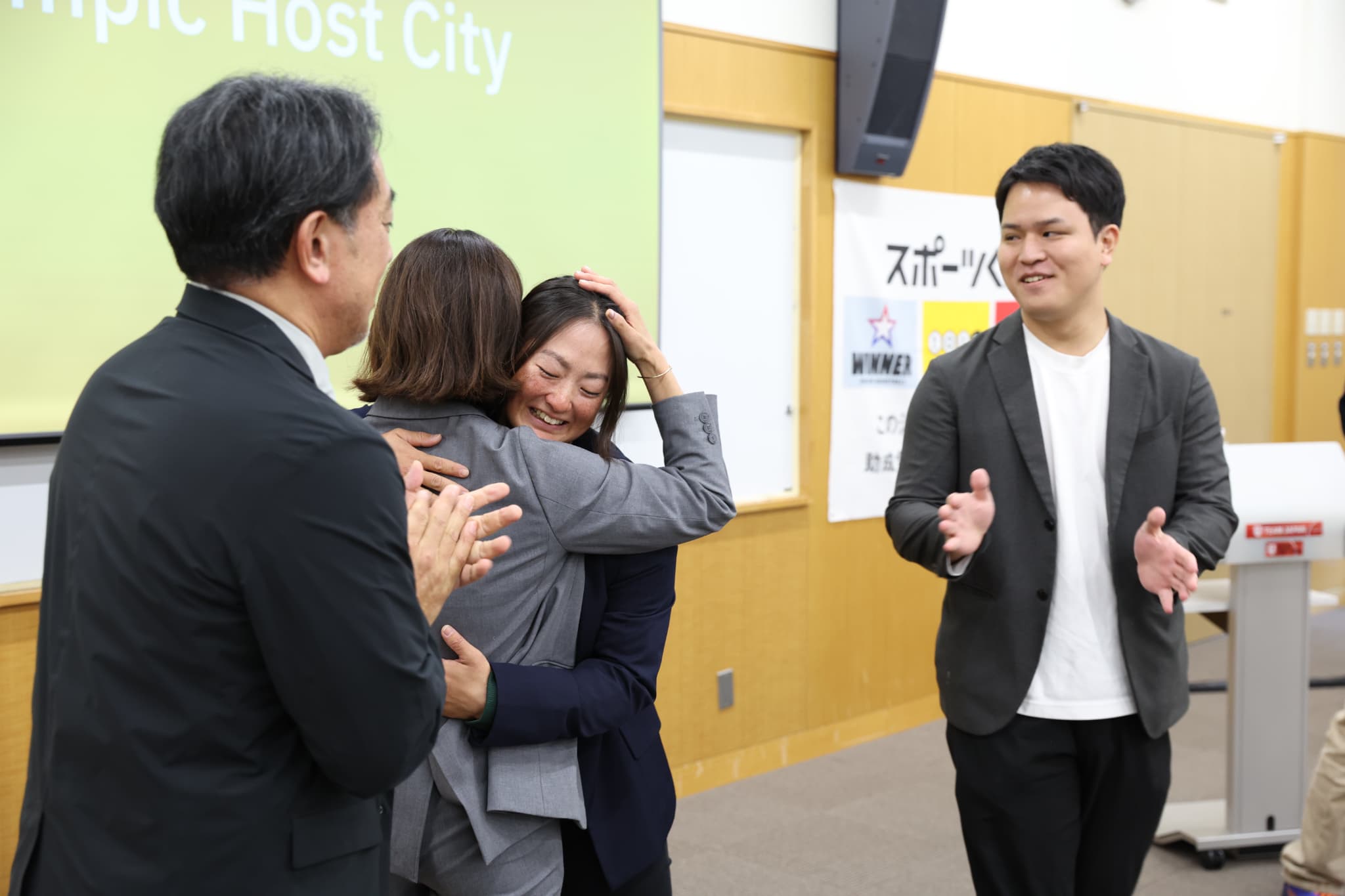 チームプロジェクト表彰式にて喜び合う受講生たち（写真：フォート・キシモト）