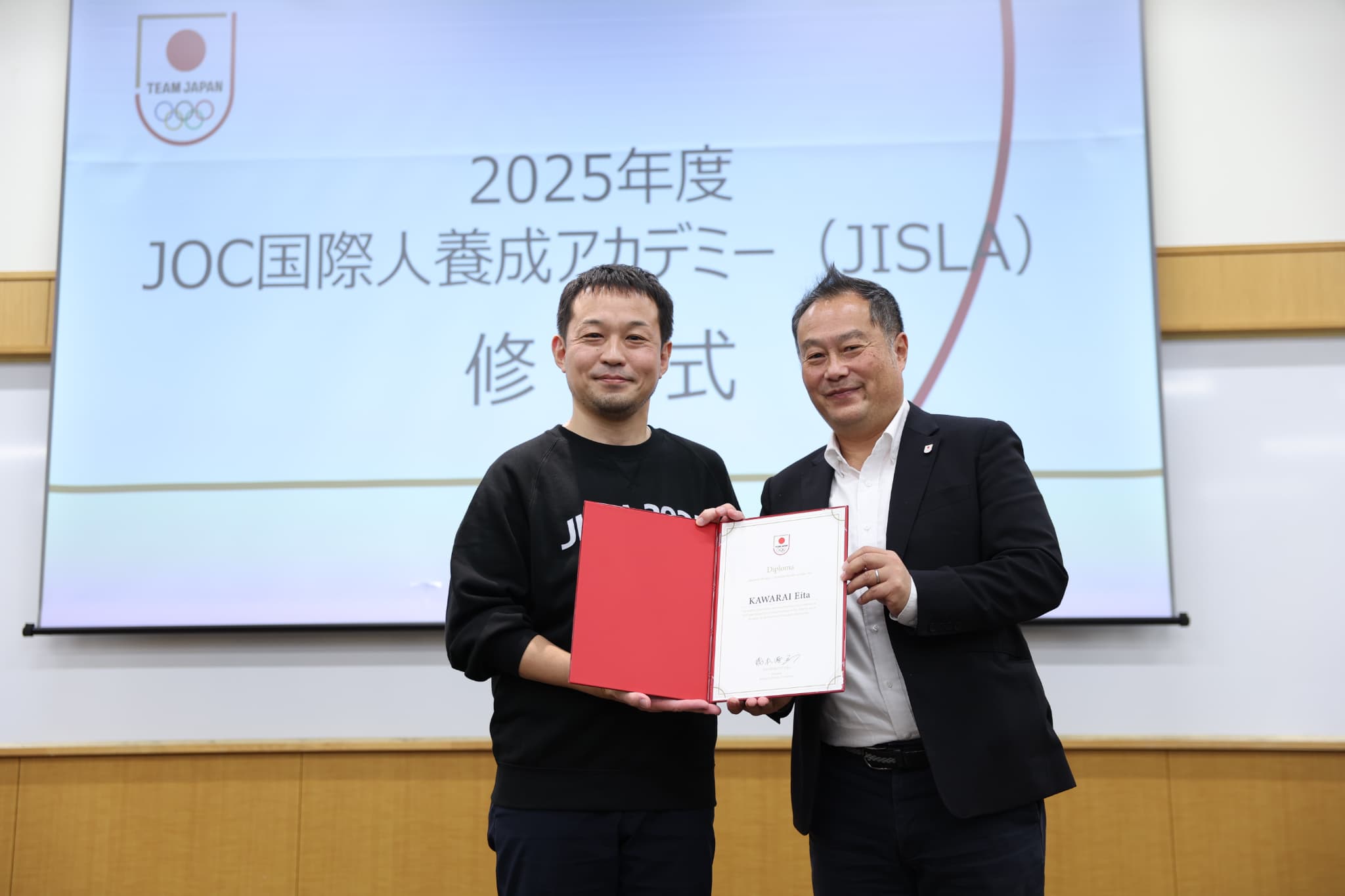 修了証授与（写真：フォート・キシモト）