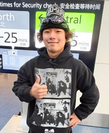 Ｗ杯開幕戦を前に羽田空港で取材に応じるスノーボード男子の長谷川帝勝＝２４日