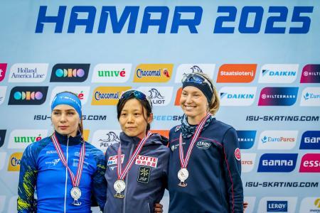 スピードスケートＷ杯第４戦、女子１５００メートルで優勝した高木美帆（中央）＝１２日、ハーマル（Ｇｅｉｒ　Ｏｌｓｅｎ／ＮＴＢ　Ｓｃａｎｐｉｘ提供・ＡＰ＝共同）