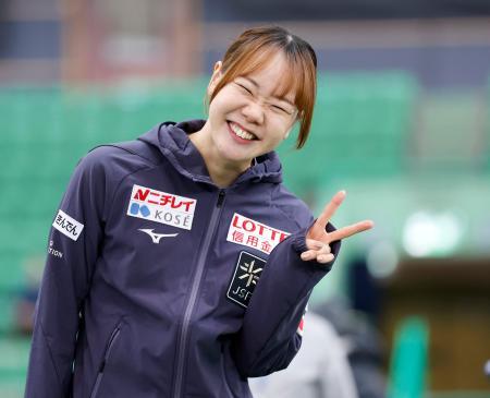 女子５００メートルで３位となり、笑顔でピースサインをする吉田雪乃＝ハーマル（共同）