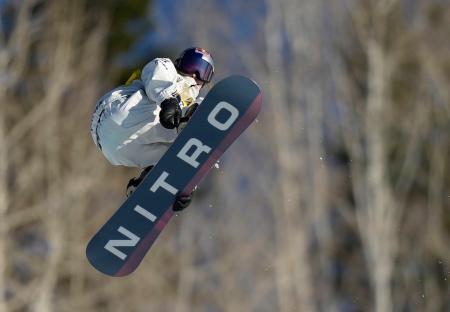 女子ビッグエア決勝　ジャンプする鬼塚雅＝スティームボートスプリングズ（共同）