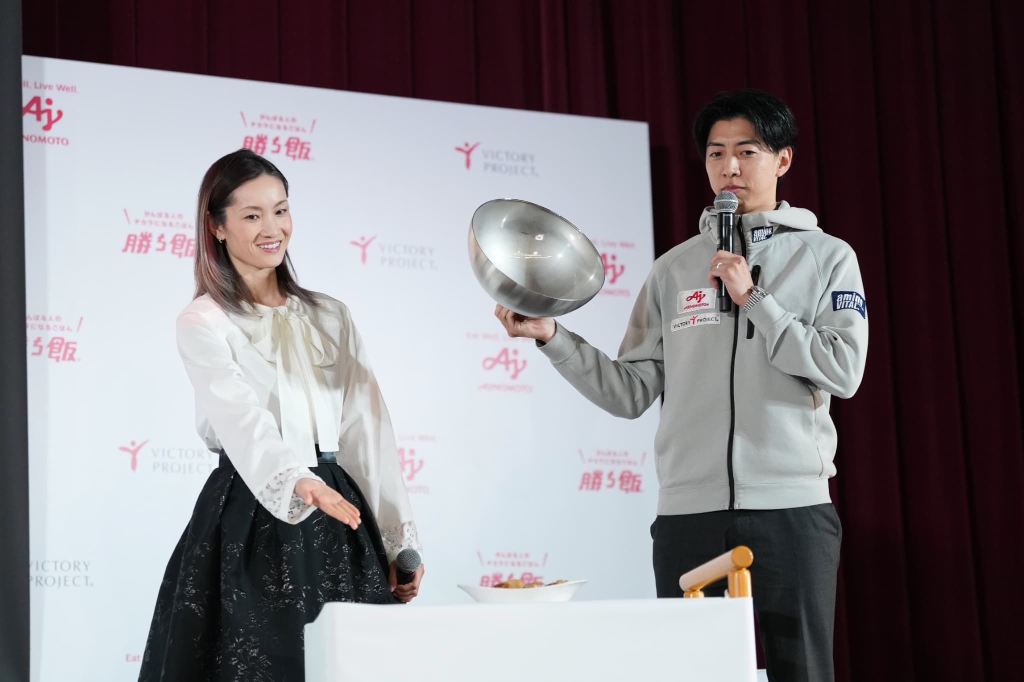 スペシャルメニューを発表する荒川静香氏と松井聡サポートディレクター（写真：アフロスポーツ）