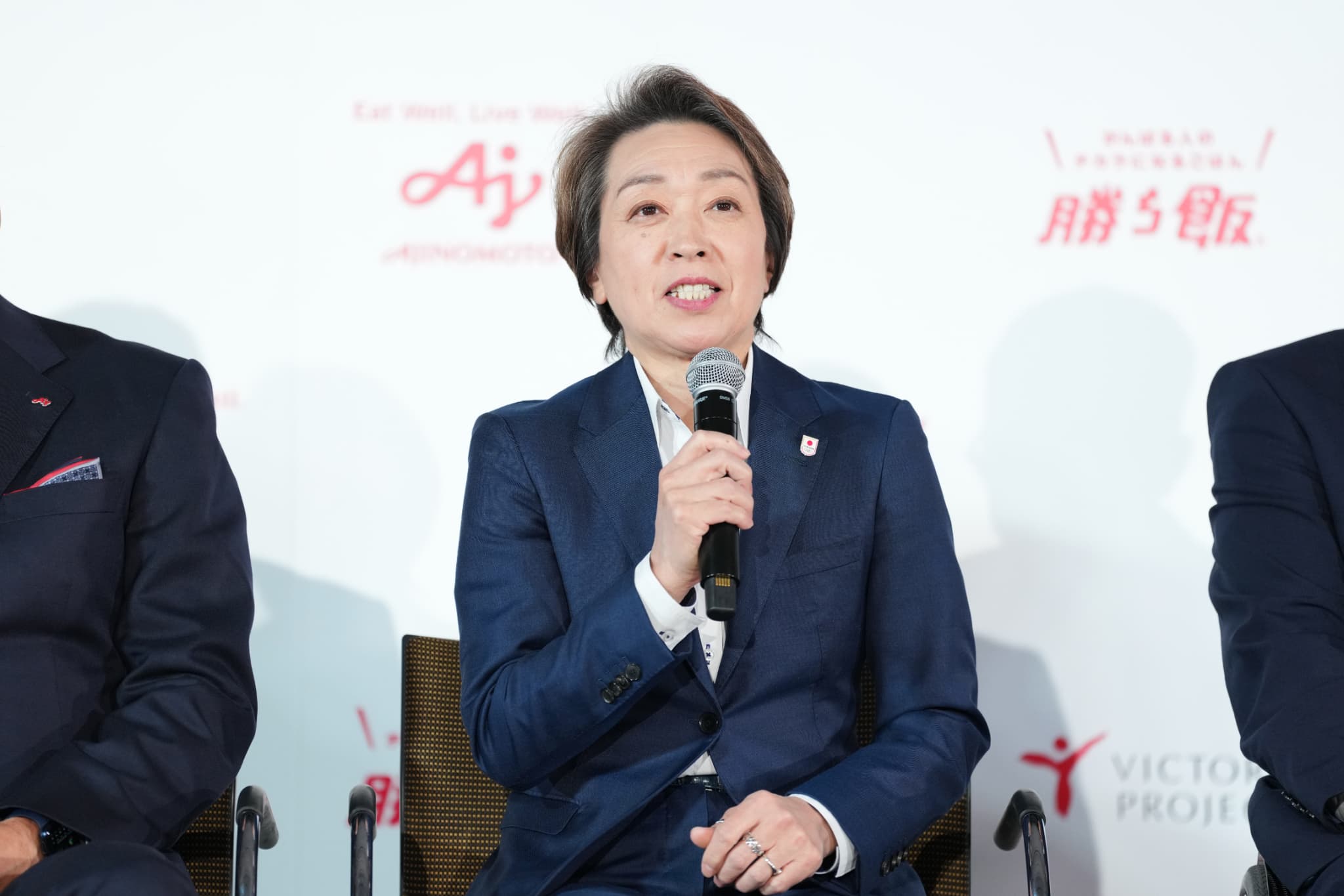 質問に答える橋本聖子JOC会長（写真：アフロスポーツ）