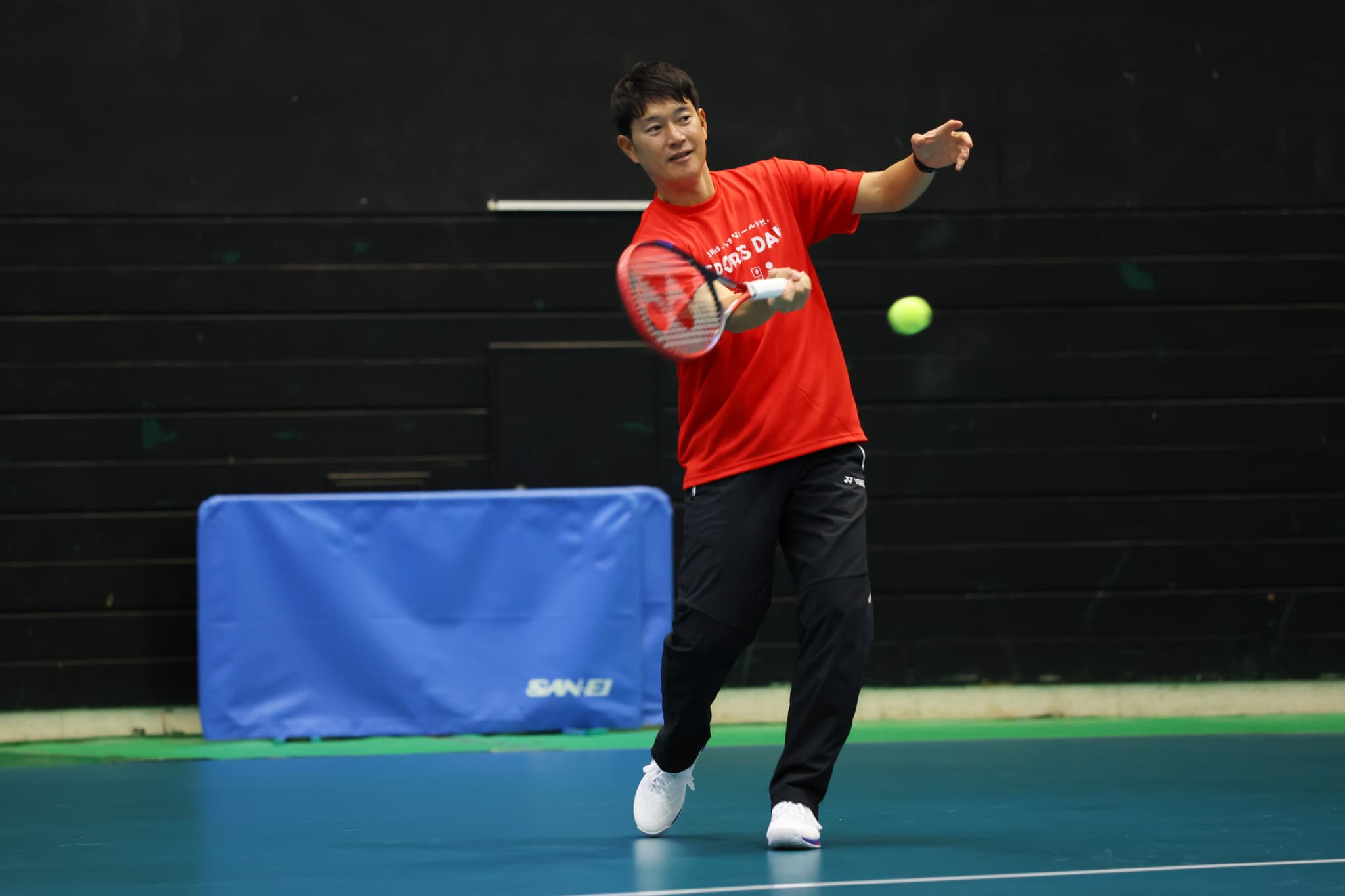 デモンストレーションを行う近藤プロ（写真：アフロスポーツ）