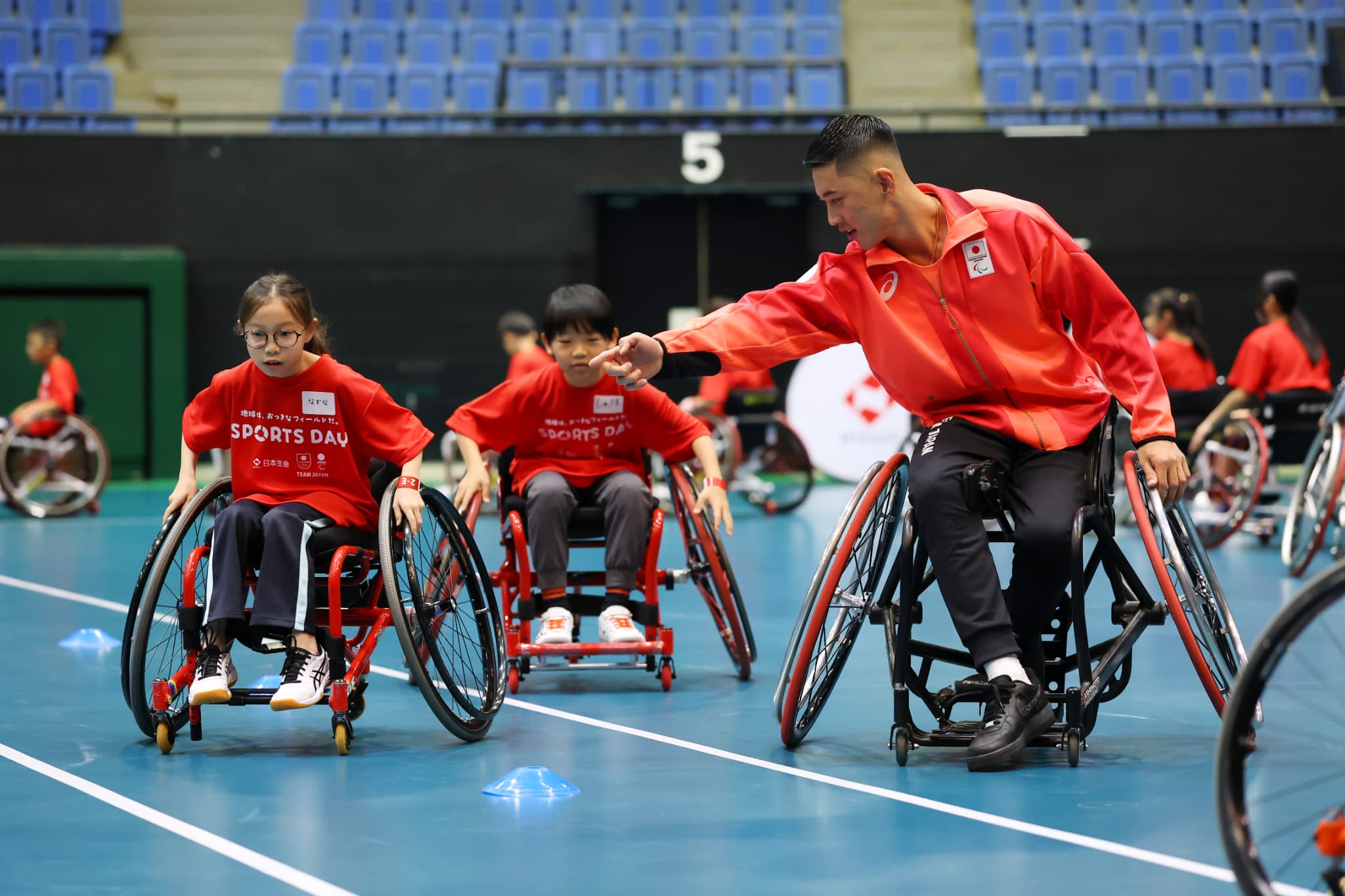 車いす体験で指導をする小田選手（写真：アフロスポーツ）
