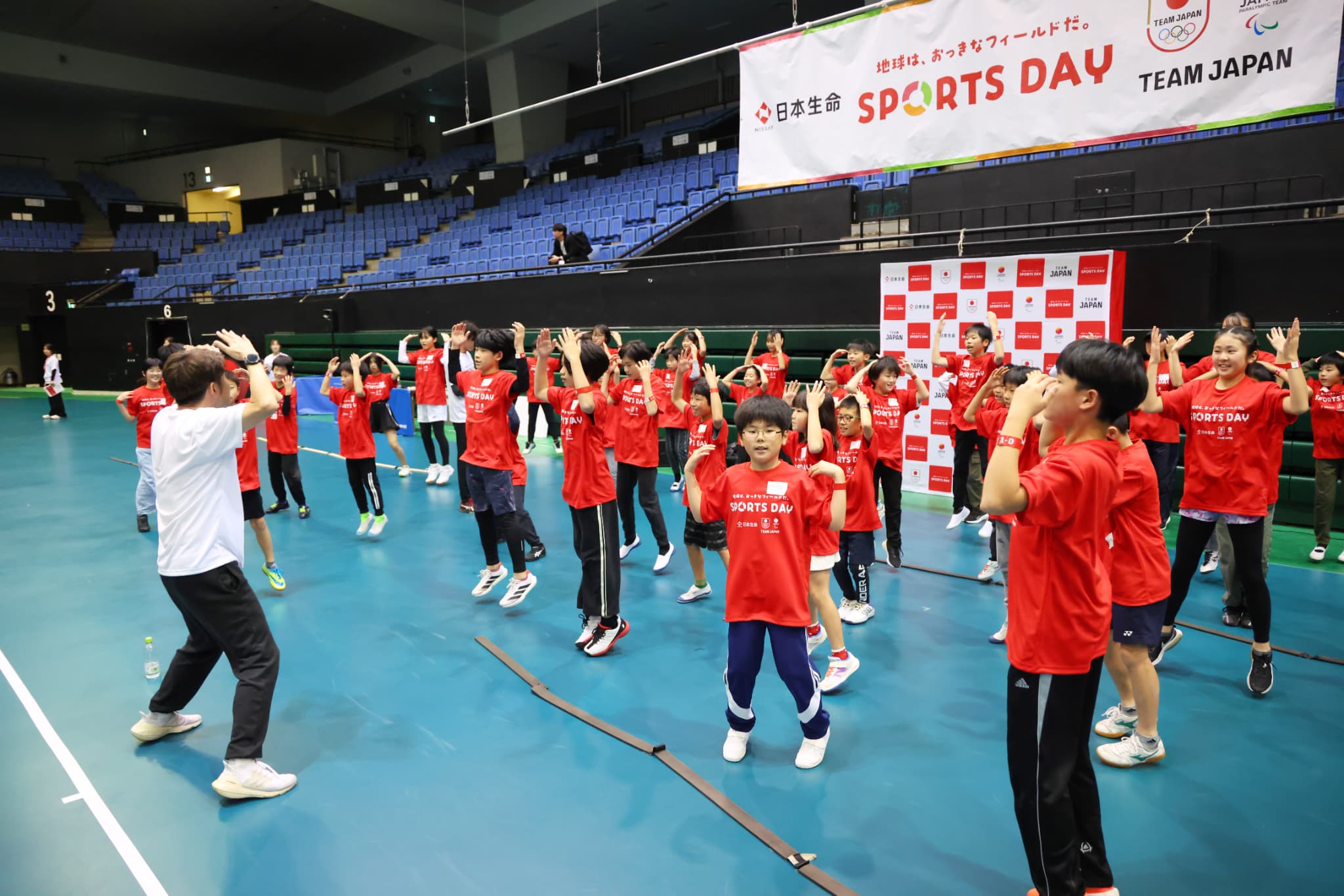 リズムトレーニングをするコーチと参加者たち（写真：アフロスポーツ）