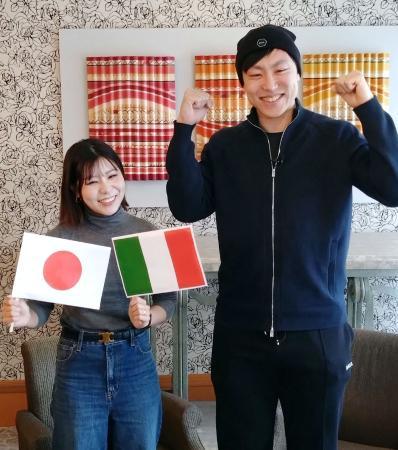 スピードスケートの全日本選手権から一夜明け、妻のカーリング女子、吉田夕梨花（左）とポーズをとる新濱立也＝２９日、長野市