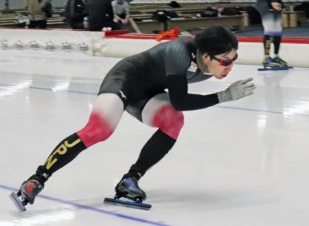 スピードスケート日本代表の直前合宿で力強い滑りを見せる新濱立也＝２９日、インツェル（共同）