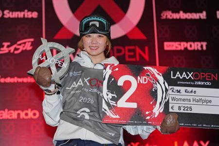 ハーフパイプ第５戦、女子で２位となり表彰台で写真に納まる工藤璃星＝ラークス（共同）