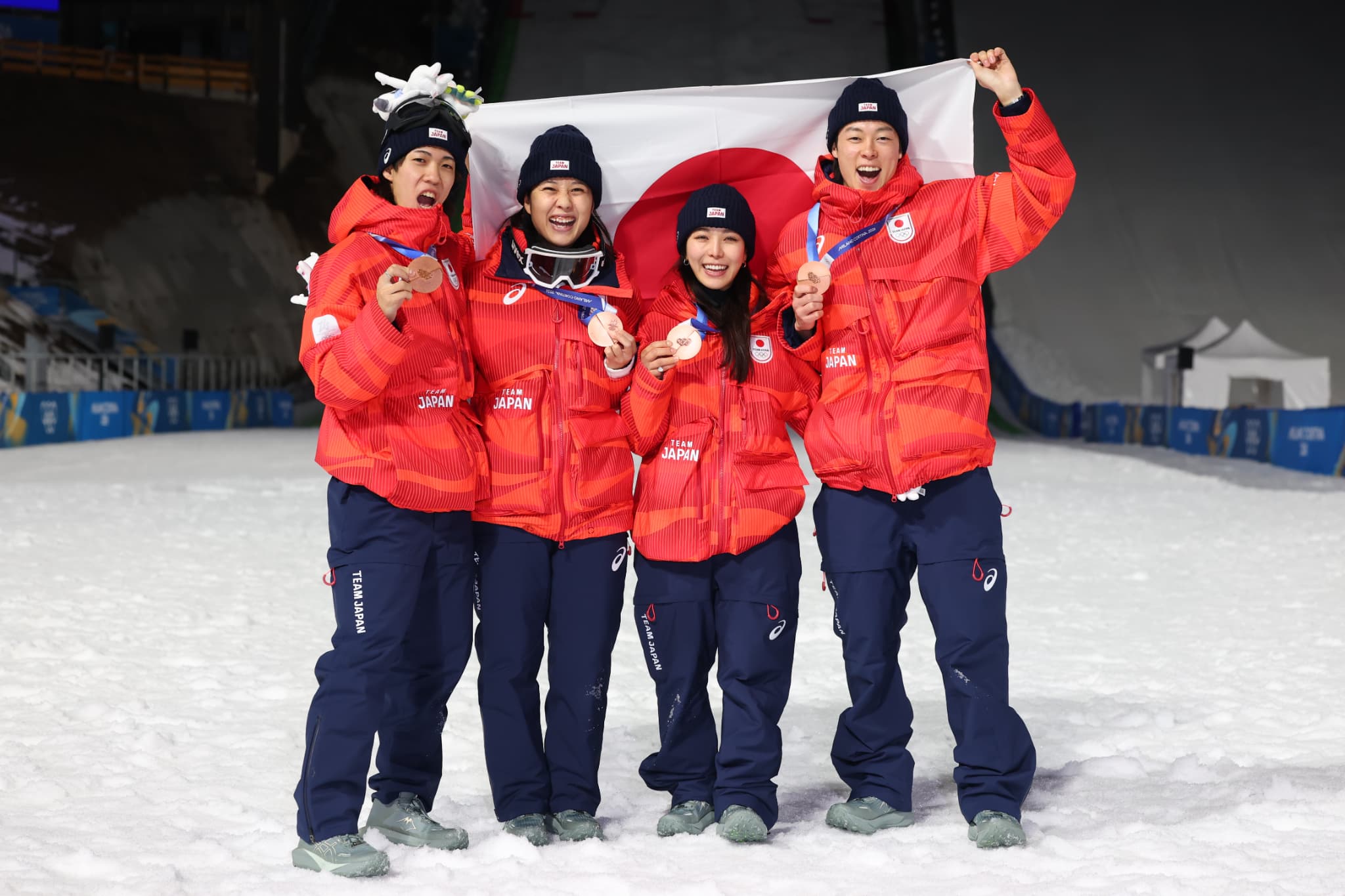 04_記念撮影をする（左から）二階堂蓮選手、丸山希選手、高梨沙羅選手、小林陵侑選手（写真：長田洋平／アフロスポーツ）