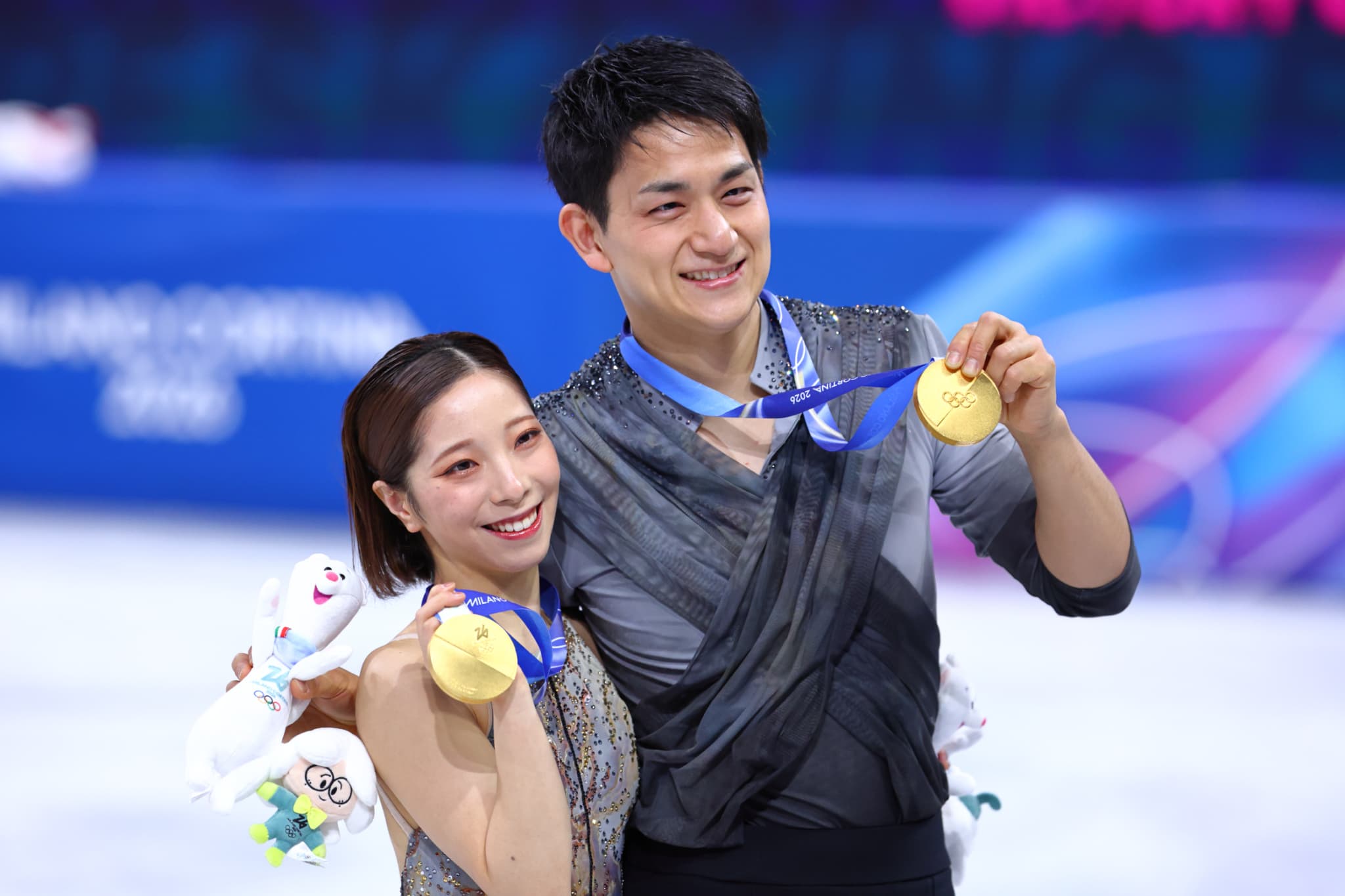 記念撮影をする三浦選手と木原選手（写真：西村尚己／アフロスポーツ）