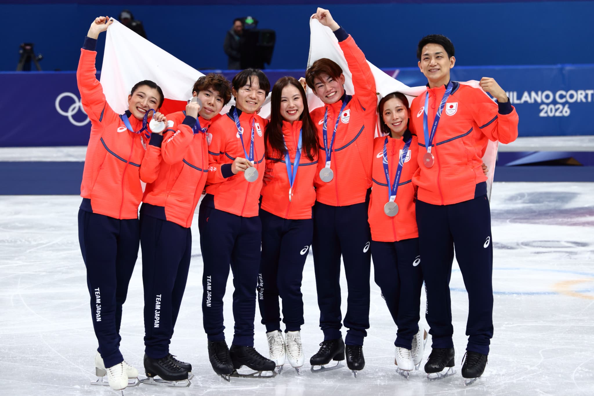 団体メンバーで記念撮影（写真：西村尚己／アフロスポーツ）