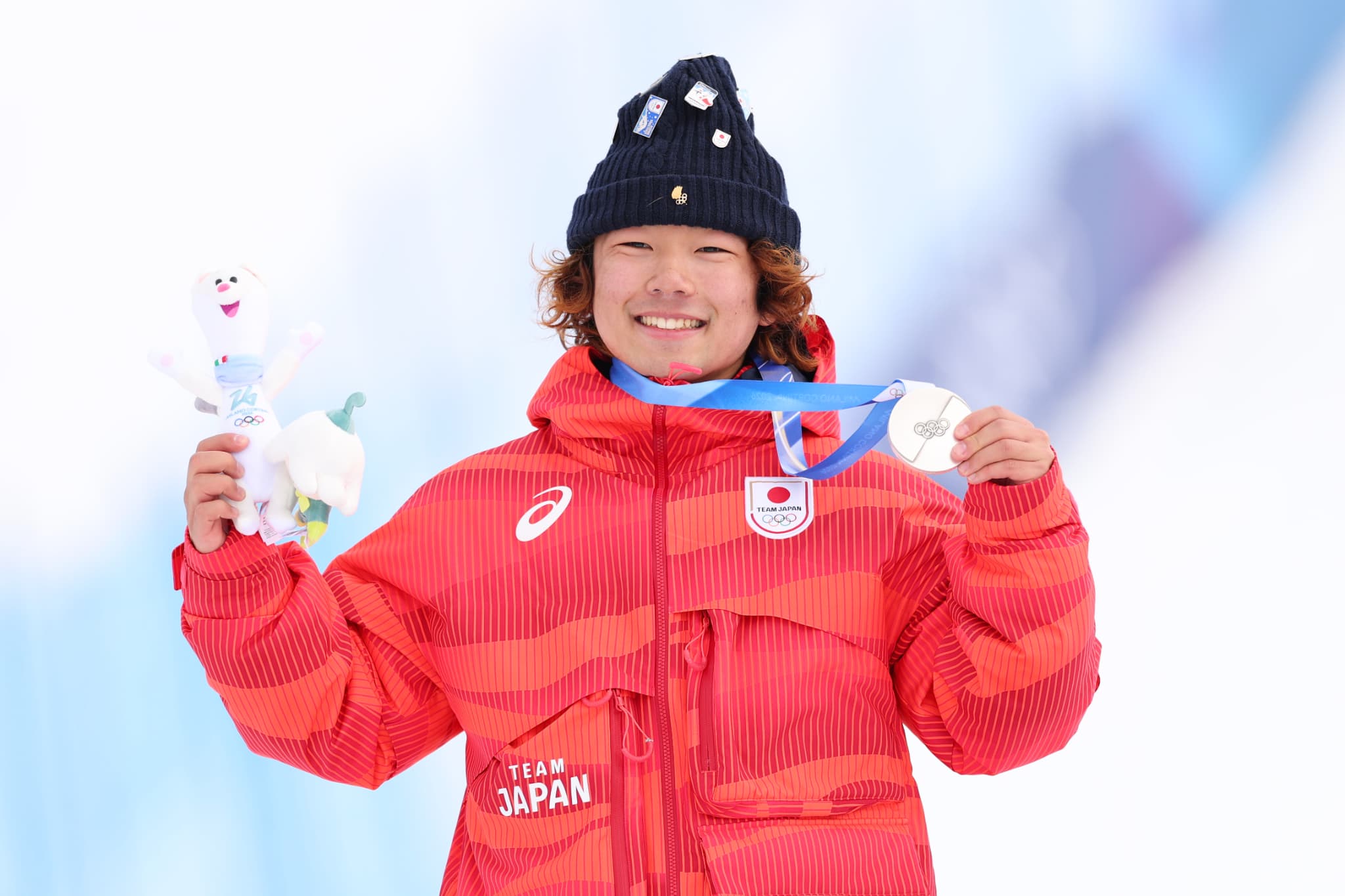 記念撮影をする長谷川帝勝選手（写真：森田直樹／アフロスポーツ）