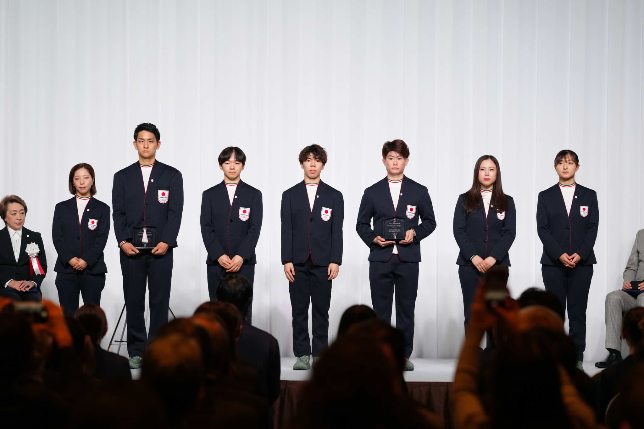 団長特別賞を授与されたフィギュアスケート団体チーム（写真：アフロスポーツ）