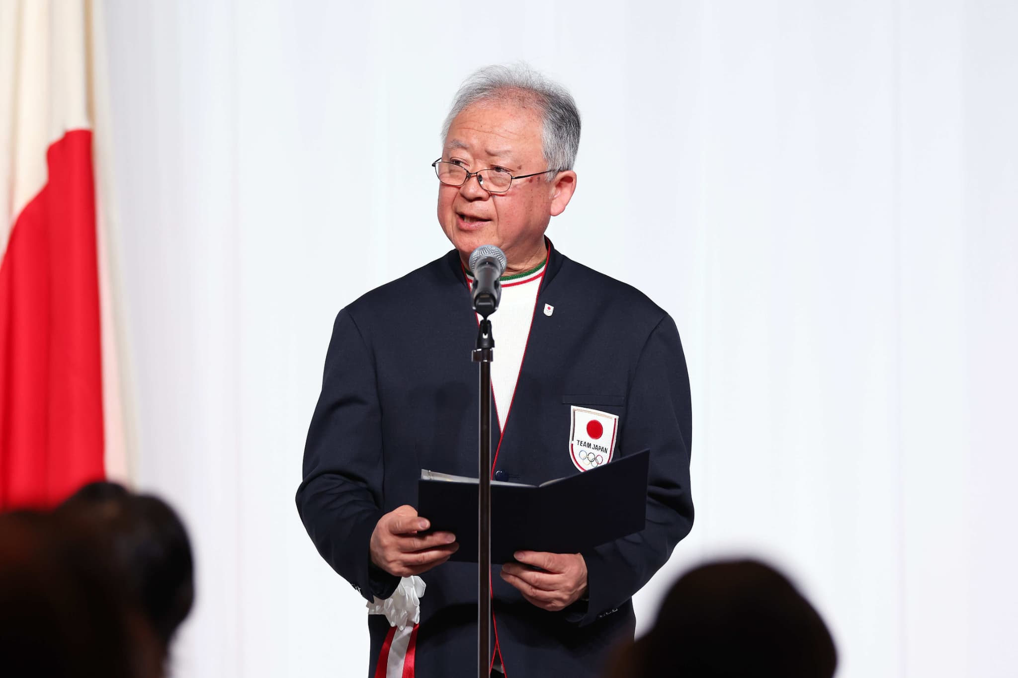 解団を宣言する伊東団長（写真：アフロスポーツ）