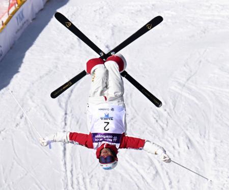 男子デュアルモーグル準決勝　エアを決める堀島行真＝たいらスキー場