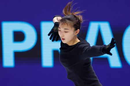 公式練習で調整する坂本花織＝プラハ（共同）