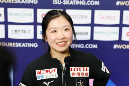 公式練習を終え、取材に応じる中井亜美＝プラハ（共同）