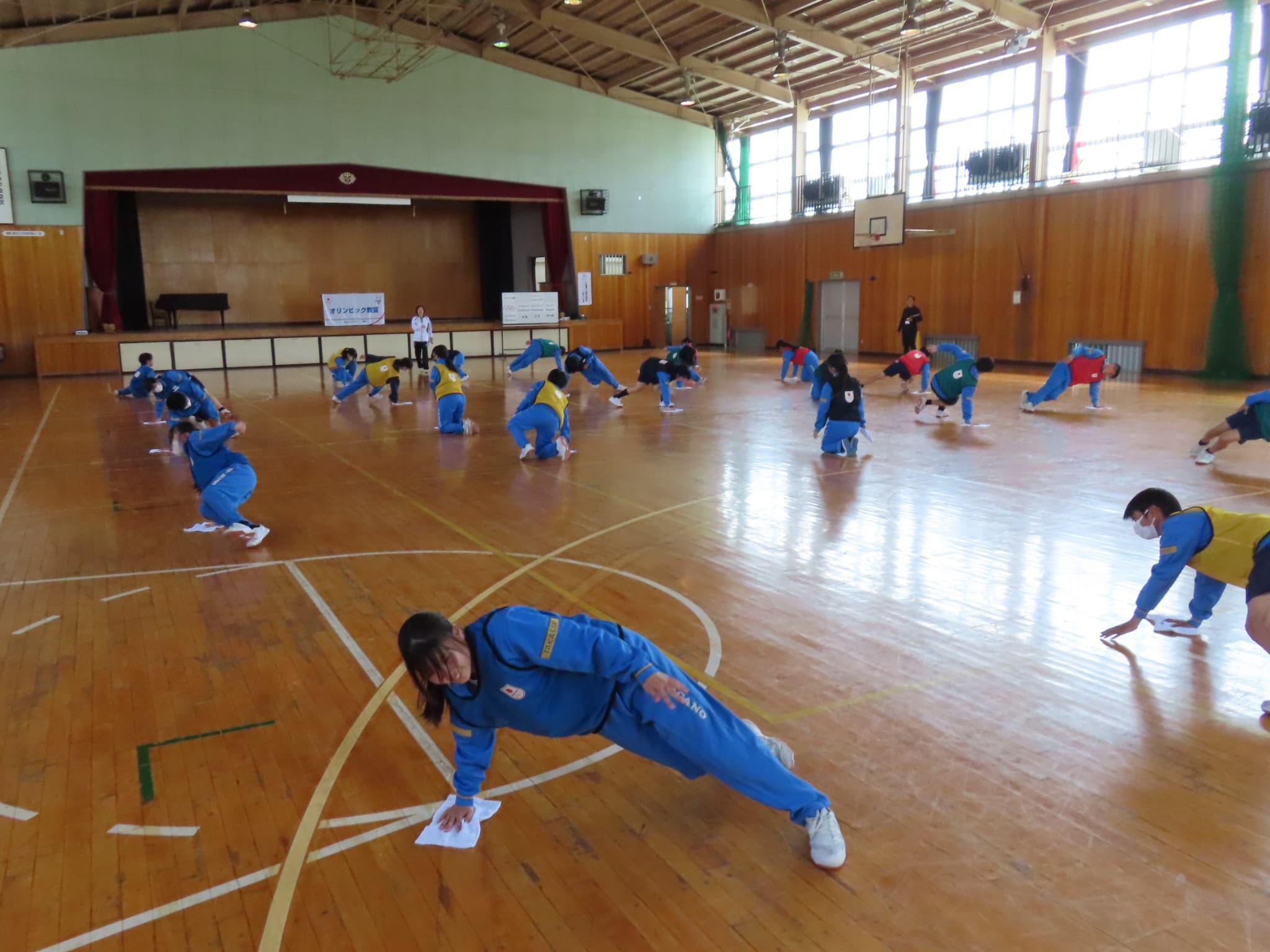勅使川原郁恵先生＝ショートトラックの競技姿勢を体験