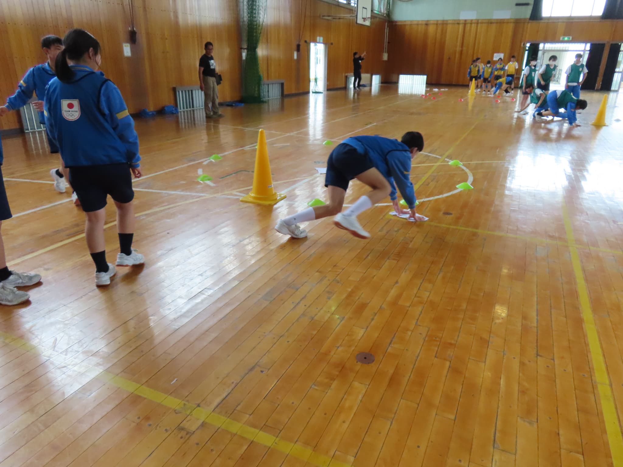 勅使川原郁恵先生＝ショートトラックをイメージした雑巾リレー