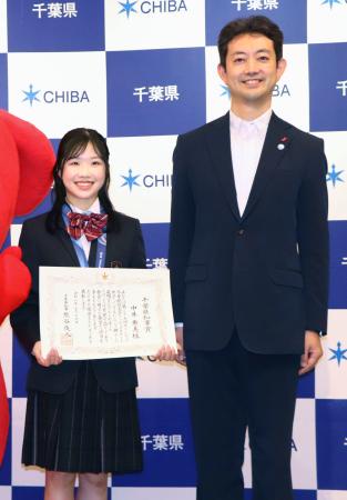 千葉県の熊谷俊人知事（右）から知事賞を授与されたフィギュアスケート女子の中井亜美選手＝１９日午前、千葉県庁
