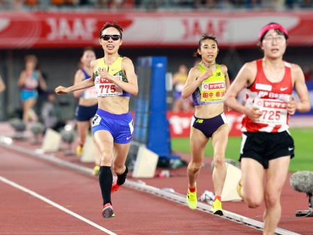 女子５０００メートル　ゴール前で競り合う（左から）山本有真、田中希実＝パロマ瑞穂スタジアム