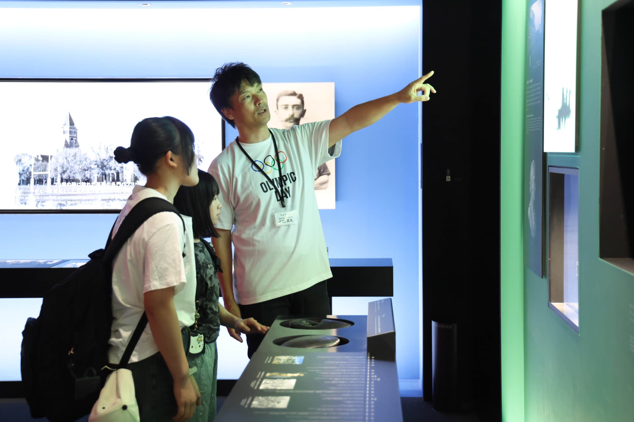 EXHIBITION AREAで展示紹介をする小口貴久さん（写真：アフロスポーツ）