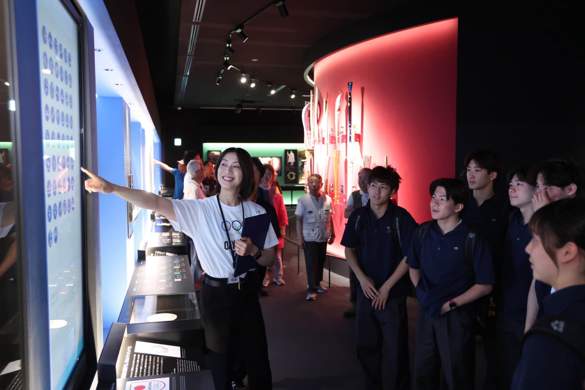 EXHIBITION AREAで展示紹介をする寺川綾さん（写真：アフロスポーツ）