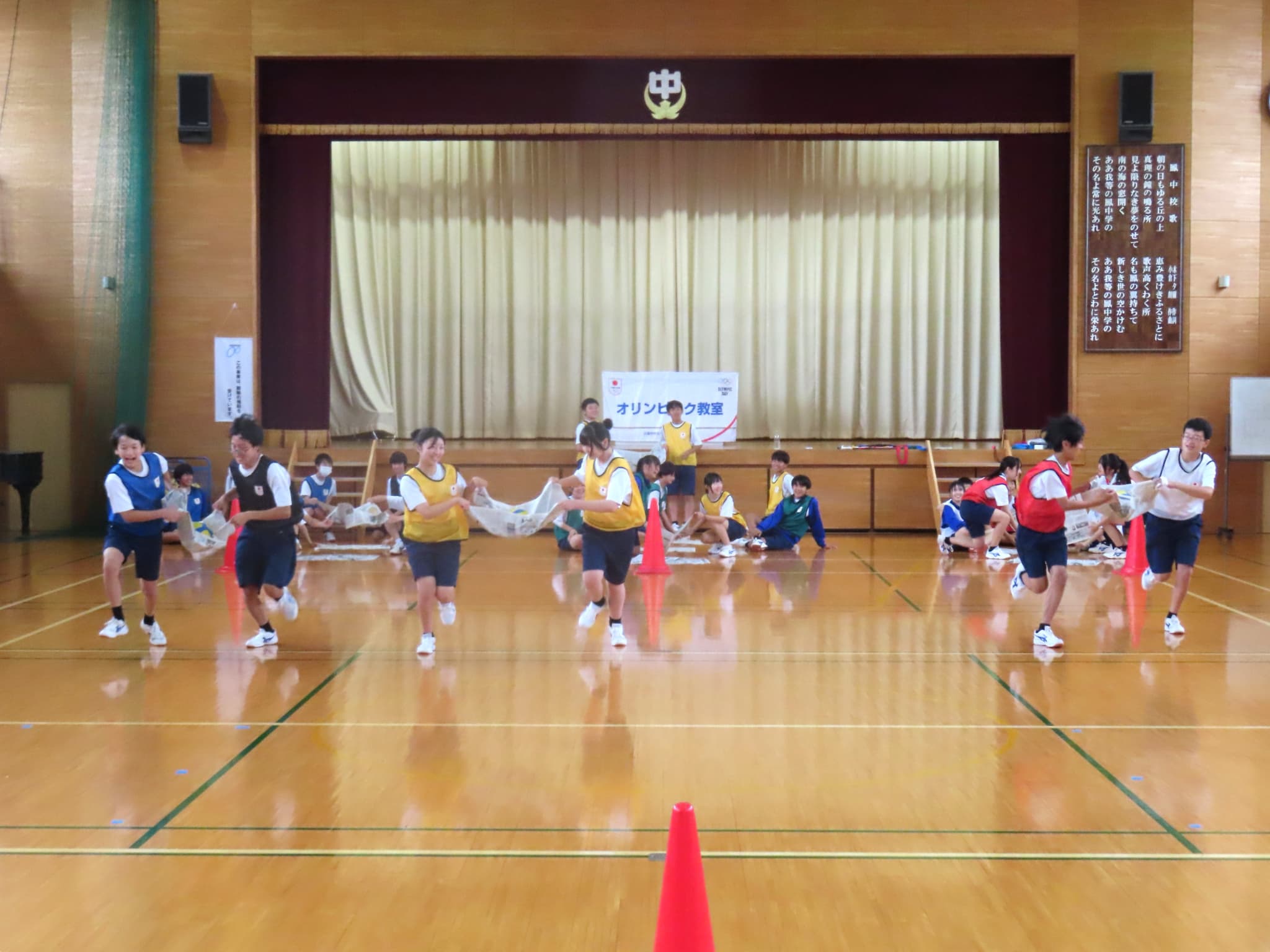 新聞紙でボール運びリレーのスタート