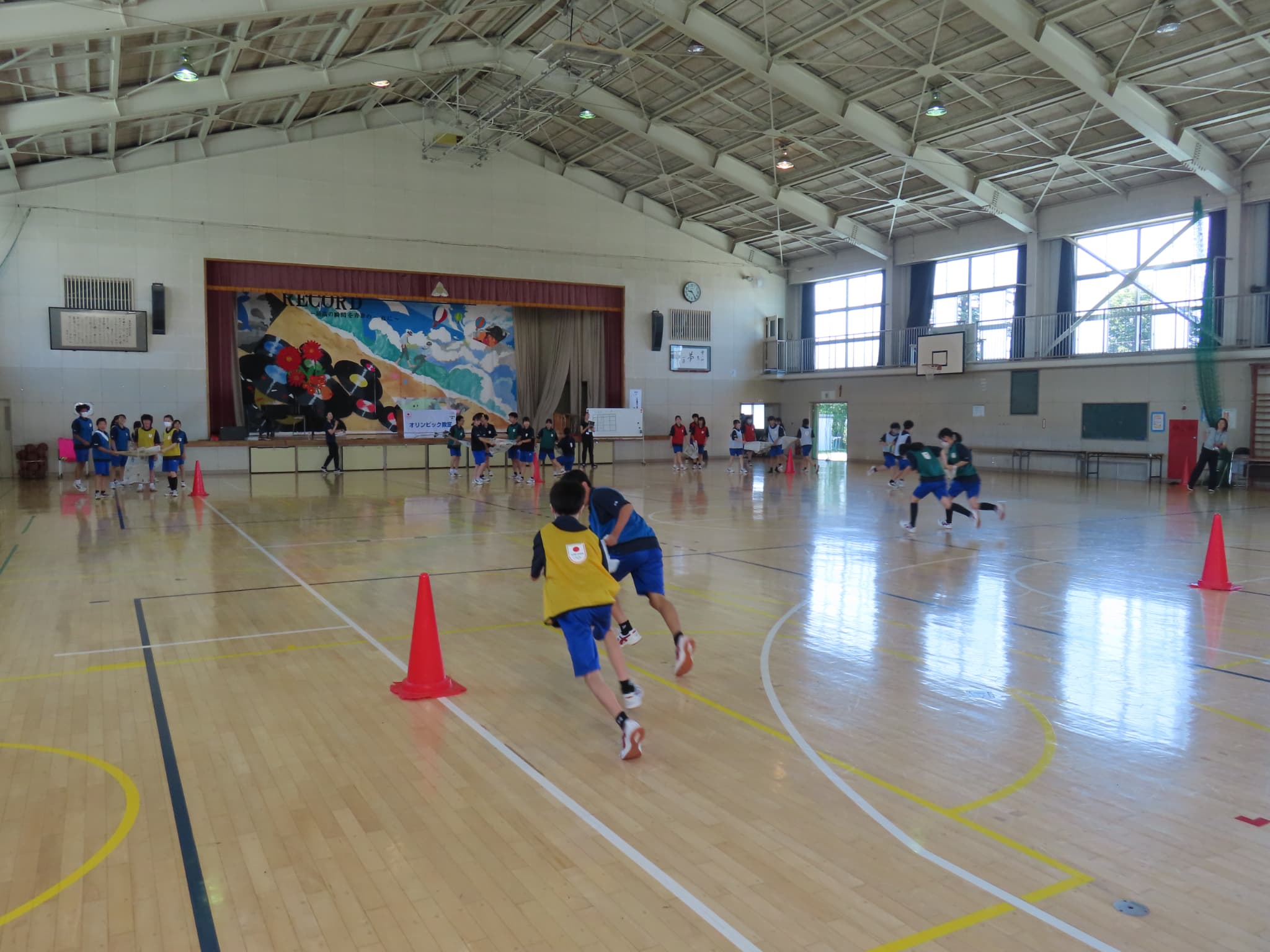 新聞紙ボール運びリレー