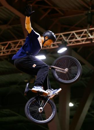 愛知・名古屋アジア大会の自転車男子ＢＭＸフリースタイル・パークで、金メダルを獲得した中村輪夢＝２７日、愛知県国際展示場