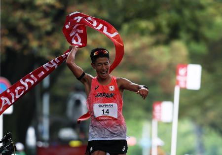 愛知・名古屋アジア大会の陸上男子マラソン競歩で優勝した勝木隼人＝２７日、名古屋（ロイター＝共同）