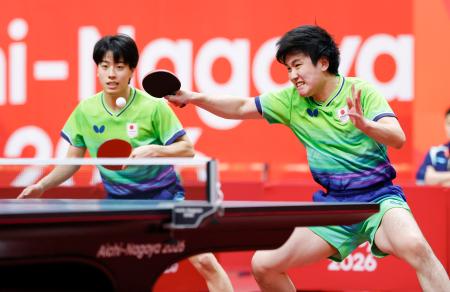 男子ダブルス決勝　中国ペアと対戦する張本智和（右）、篠塚大登組＝豊田市総合体育館