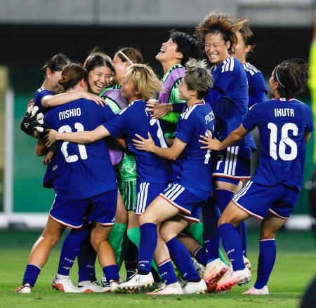 ＰＫ戦の末に北朝鮮を破って優勝し、喜ぶ日本の選手たち＝静岡スタジアム