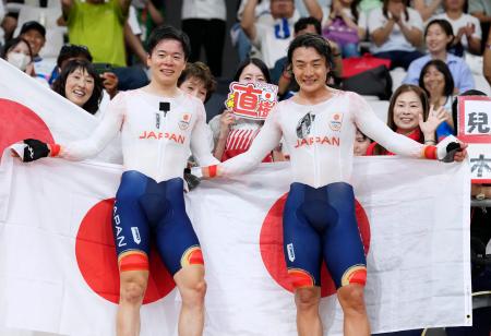 男子マディソンで優勝した窪木一茂（右）、児島直樹組＝伊豆ベロドローム
