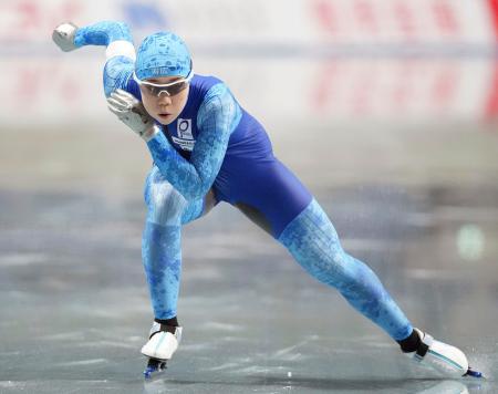 女子１０００メートルを１分１６秒０１で制した吉田雪乃＝長野市エムウェーブ