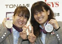 バド藤井・垣岩選手、笑顔で帰国 「初メダルうれしい」