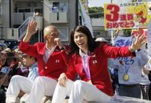 吉田沙保里選手が凱旋パレード 愛知、ファン１万人が歓声 