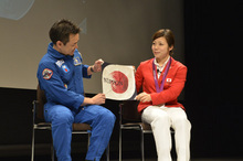 星出宇宙飛行士ミッション報告会にウエイトリフティング・三宅宏実さんが登場！