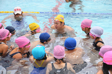 オリンピアンによる水泳教室を実施！「オリンピックデー・フェスタ in 大越」レポート