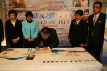 2010年アジア競技大会のキャンペーン「Road of Asia」に署名