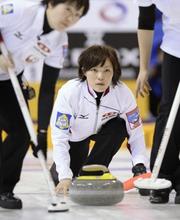 カーリング、北海道銀行が初黒星 ２位で五輪出場決定戦へ