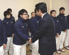 安倍首相が選手村訪問　日本代表選手団を激励