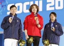 平野と平岡、メダルに笑顔 スノボ、五輪公園で授与式