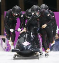 日本は前半２５位 ボブスレー・２２日